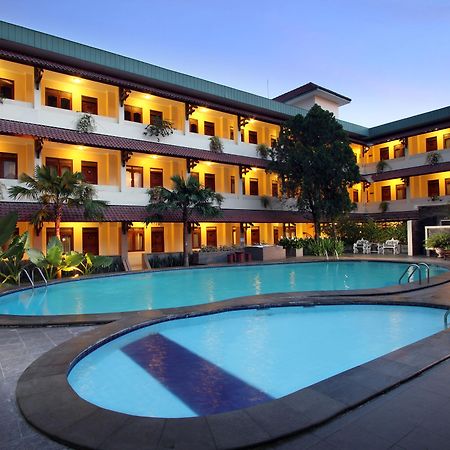 Cakra Kembang Hotel Kejayan Exterior photo