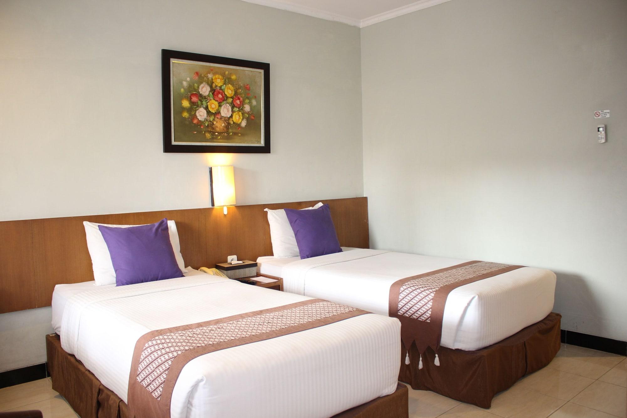 Cakra Kembang Hotel Kejayan Exterior photo