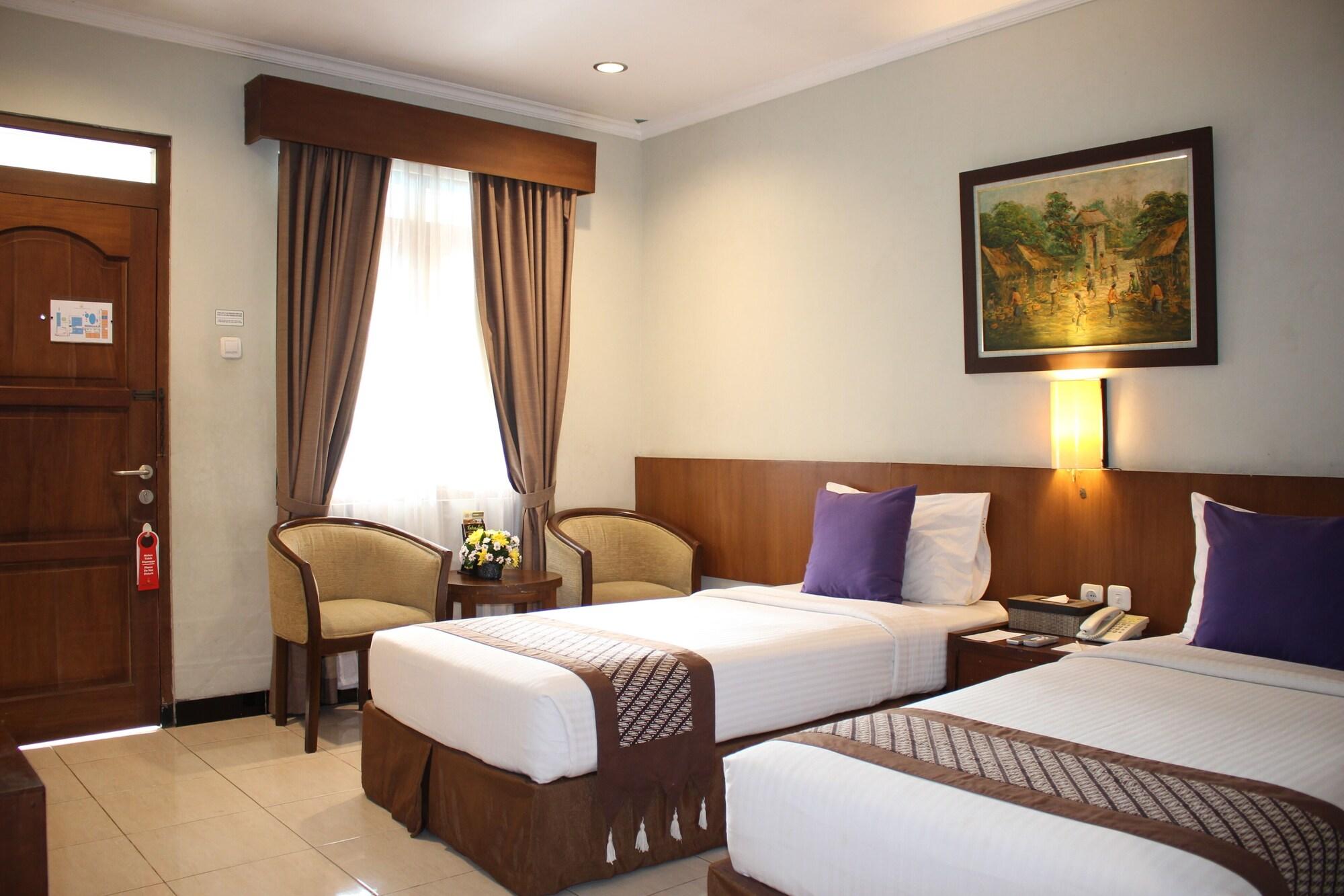 Cakra Kembang Hotel Kejayan Exterior photo