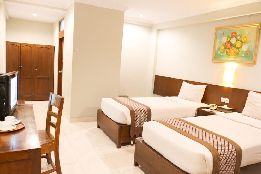 Cakra Kembang Hotel Kejayan Exterior photo
