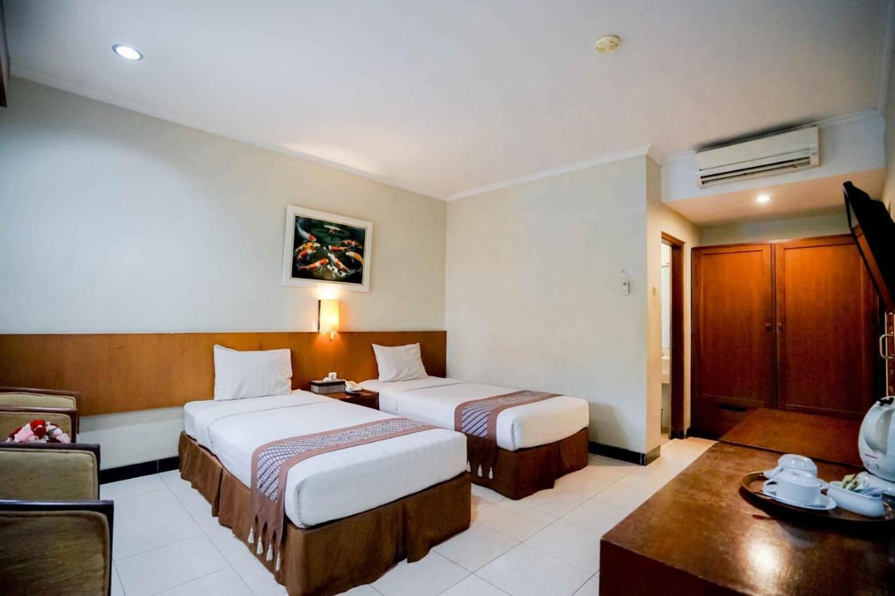 Cakra Kembang Hotel Kejayan Exterior photo