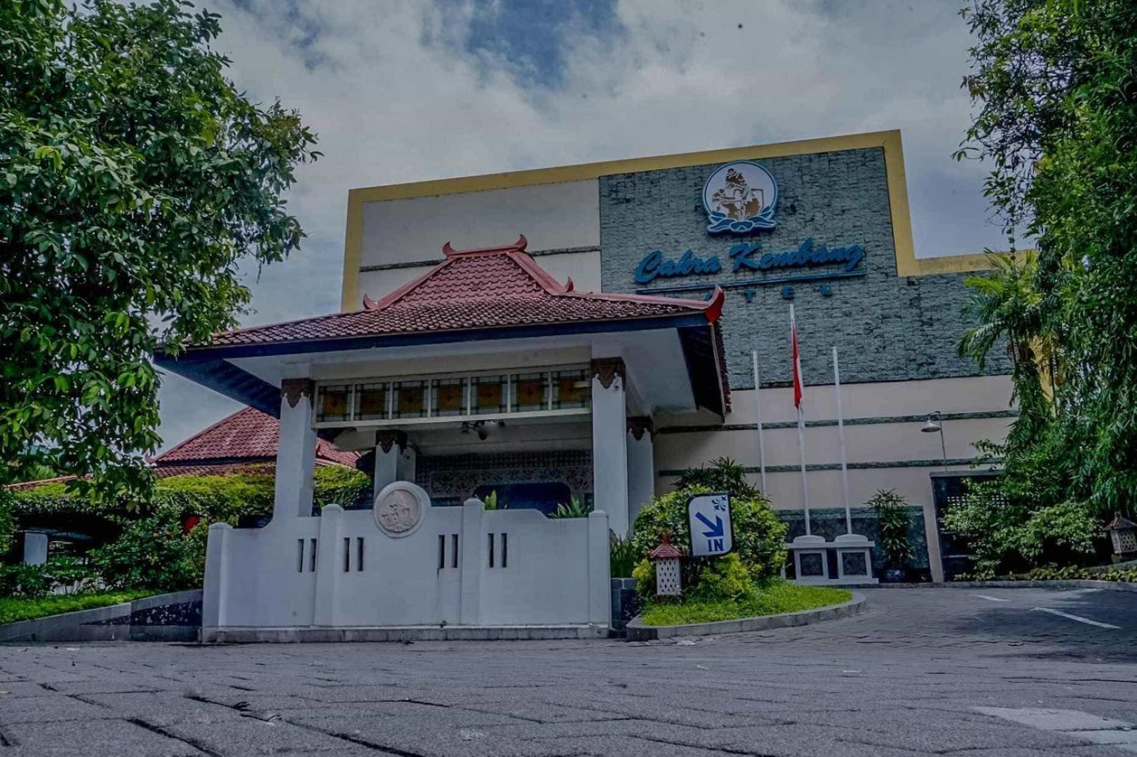 Cakra Kembang Hotel Kejayan Exterior photo