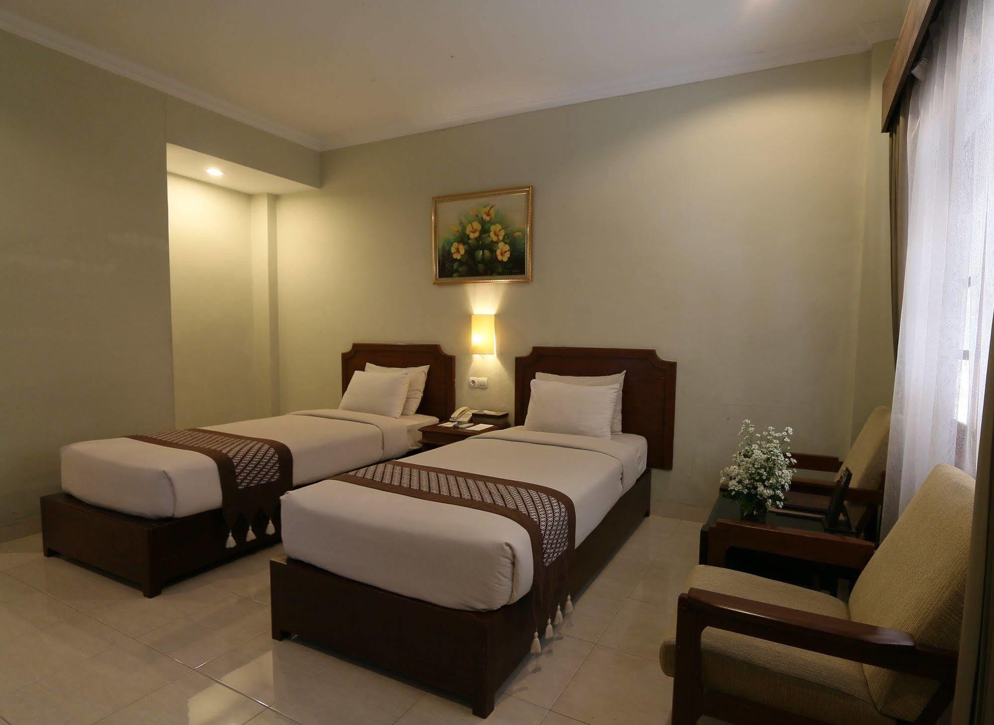 Cakra Kembang Hotel Kejayan Exterior photo