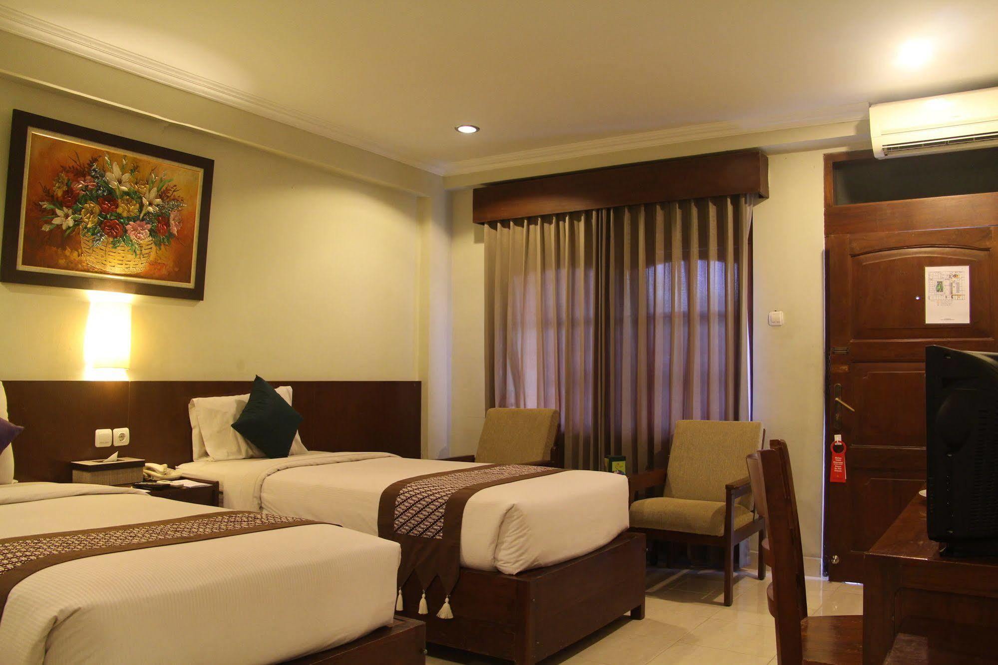 Cakra Kembang Hotel Kejayan Exterior photo