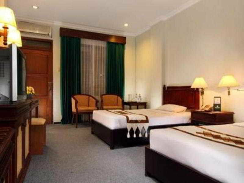 Cakra Kembang Hotel Kejayan Exterior photo